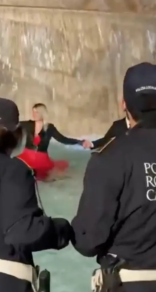 La policía les arruinó el romántico momento al estar prohibido / Redes Sociales