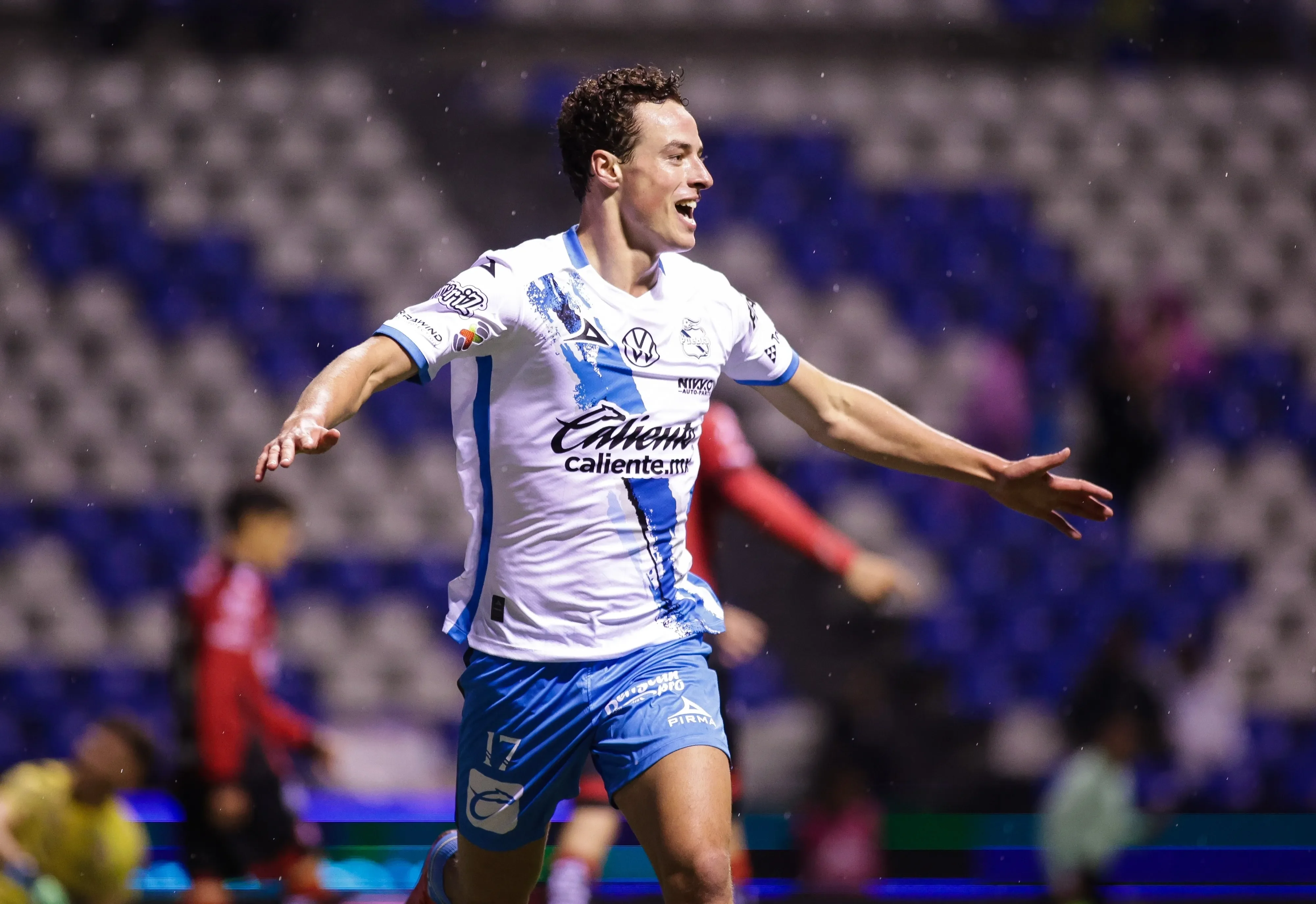 Esteban Lozano festeja su gol con Puebla | MEXSPORT