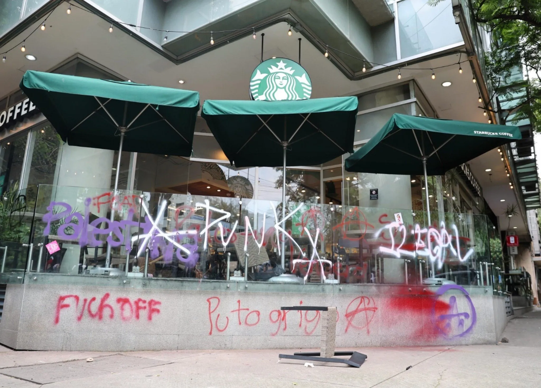 Una protesta terminó en actos vandálicos contra restaurantes y cafeterías / Redes Sociales