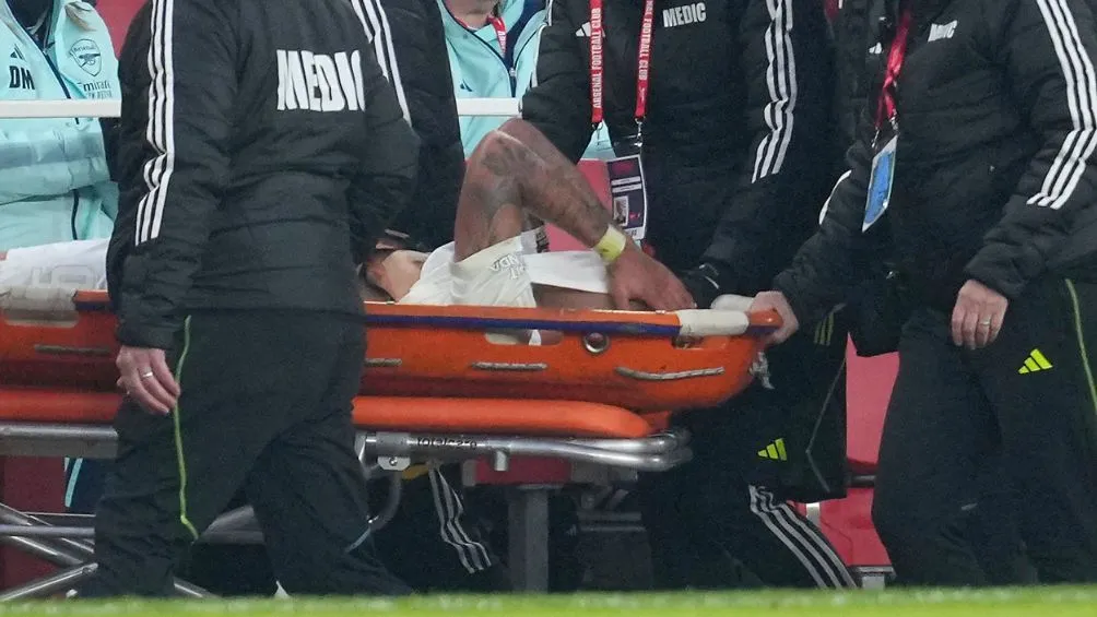 Gabriel tuvo que salir en camilla del terreno | AP