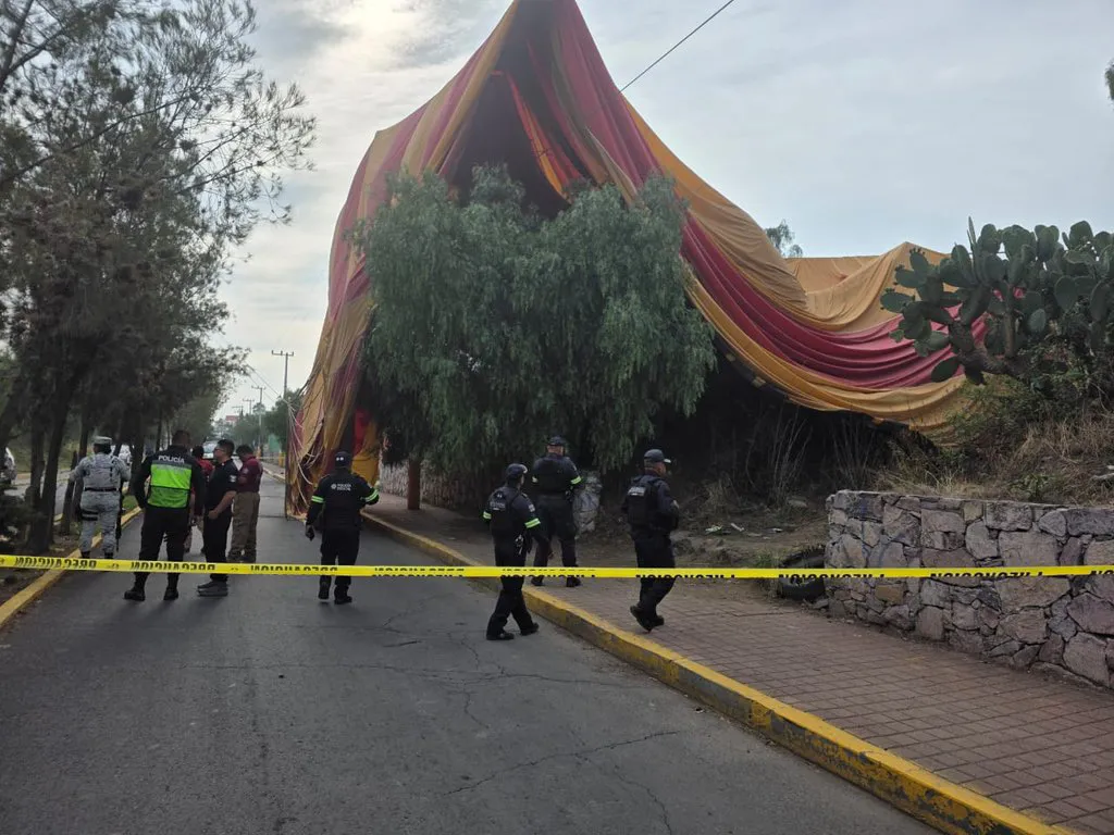 El globo cayó en medio de una casa y una de las avenidas de San Martín de las Pirámides / Redes Sociales