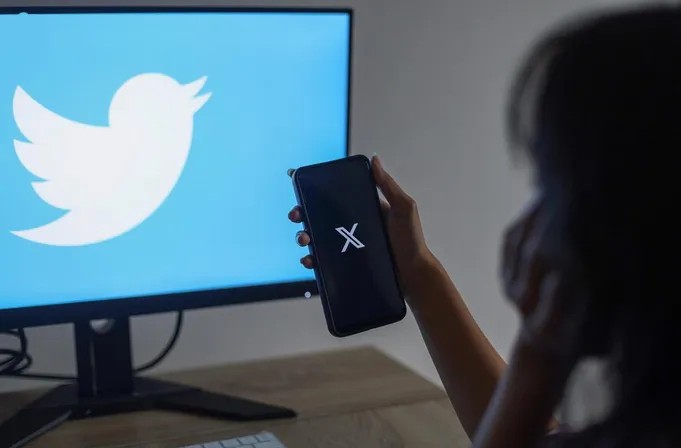 La empresa de Elon Musk está arreglando los problemas de su IA / FREEPIK