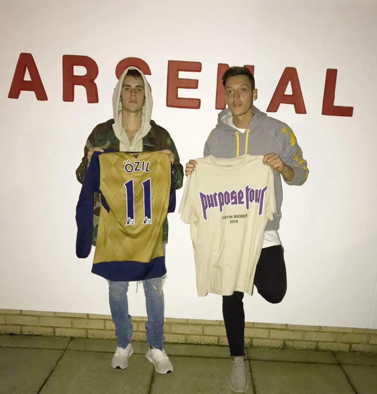 Justin Bieber y Mesut Özil | @afcstuff