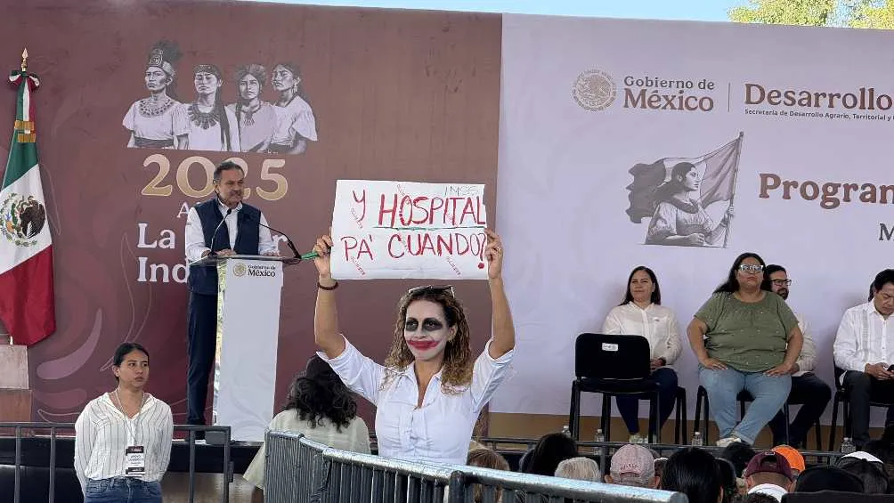 La manifestante llamó la atención por su maquillaje de Guasón/X