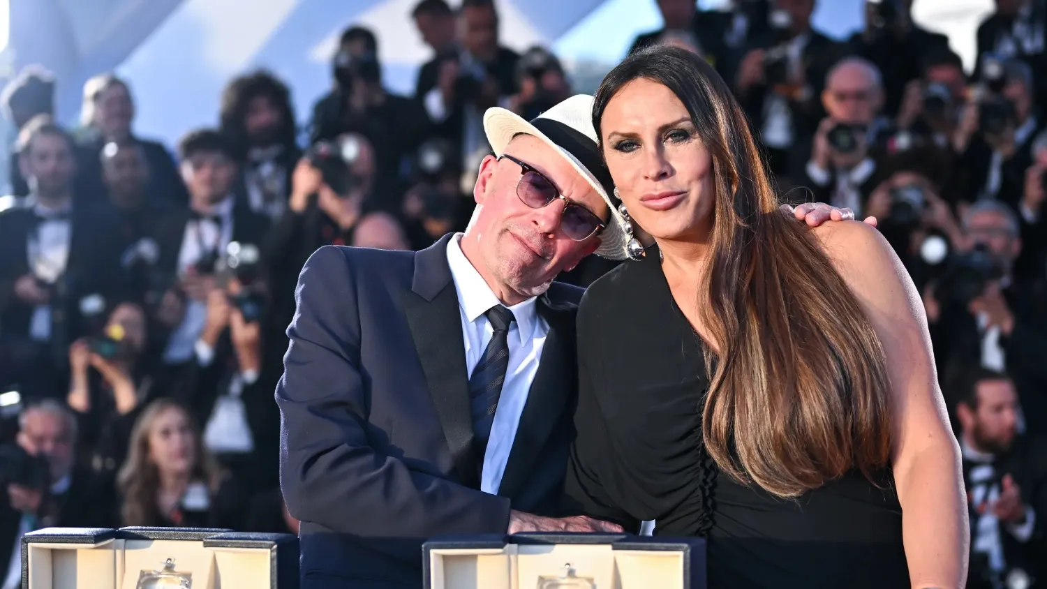 Karla Sofía Gascón junto con Jacques Audiard / Redes Sociales