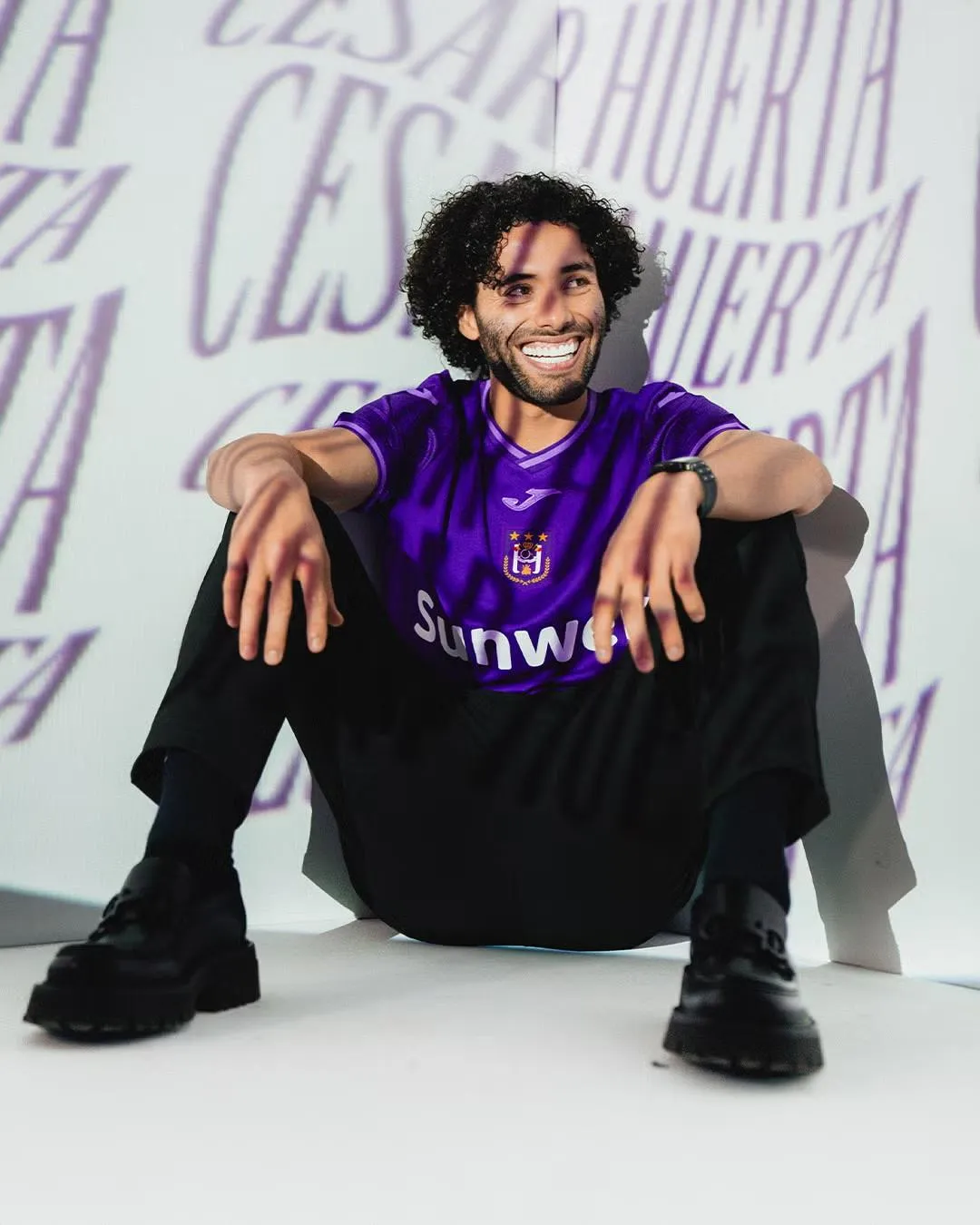 Chino Huerta en su presentación con Anderlecht