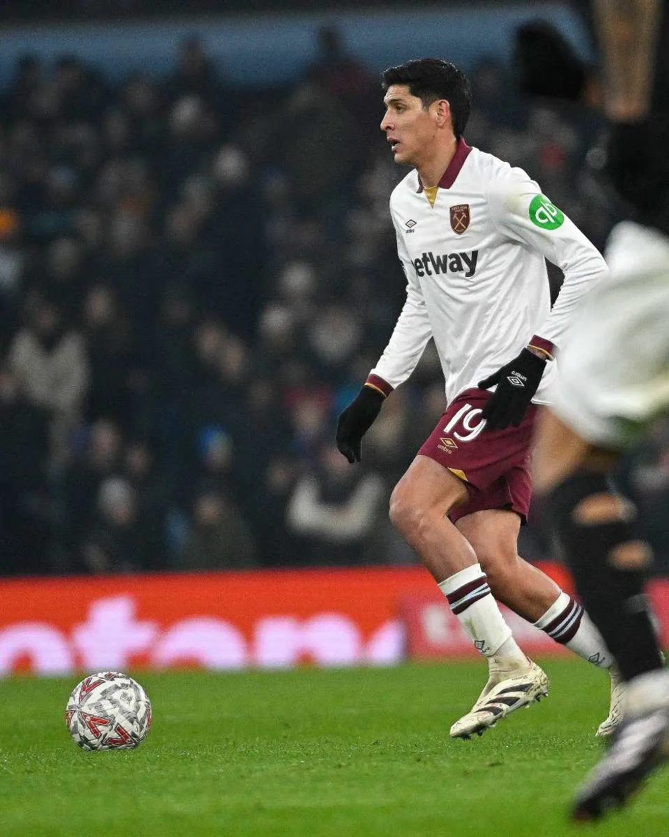 Edson Álvarez en partido con West Ham