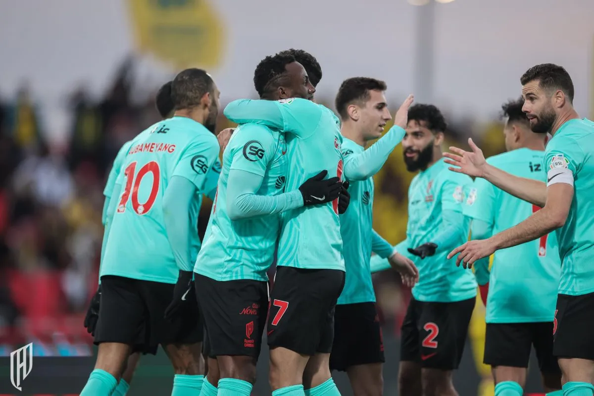 Jugadores celebran con Julián Quiñones