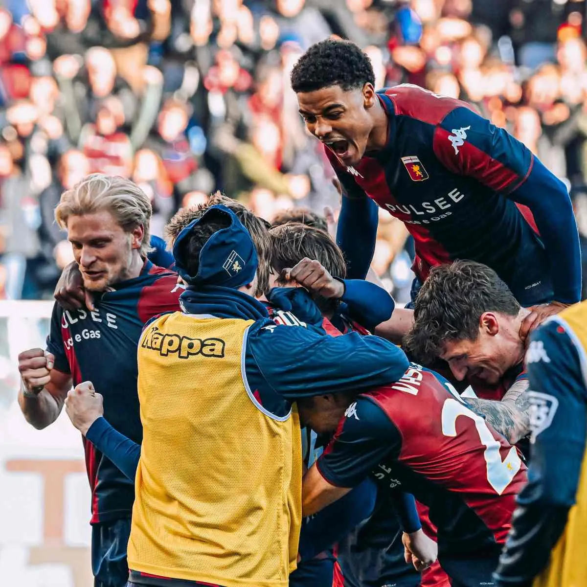 Jugadores de Genoa en festejo de gol