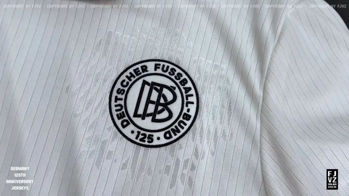 Escudo en el posible uniforme | @Footy_Headlines