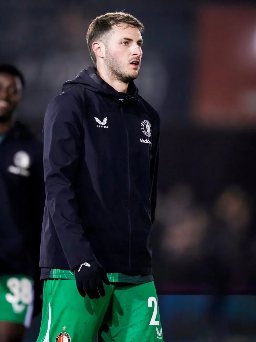 Santiago Giménez en la previa del partido de Feyenoord
