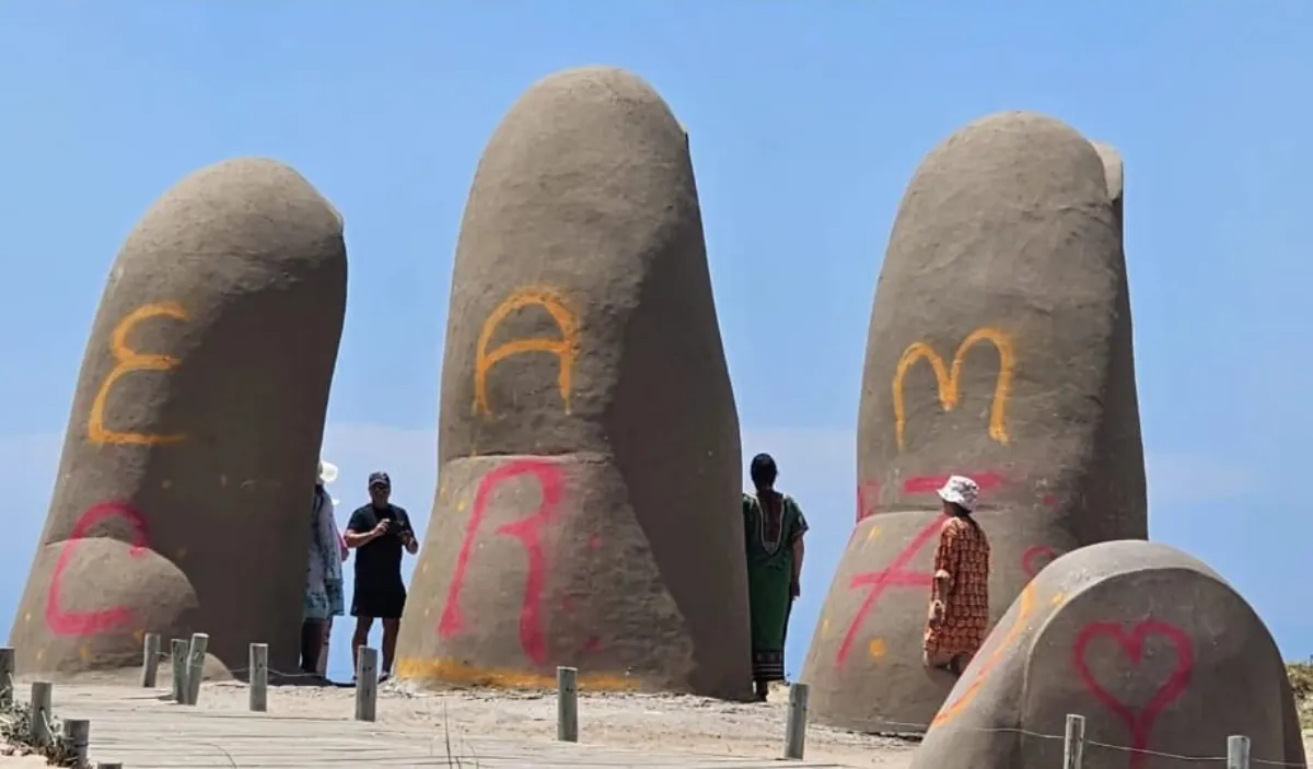 Monumento vandalizado | @raquelsoraima
