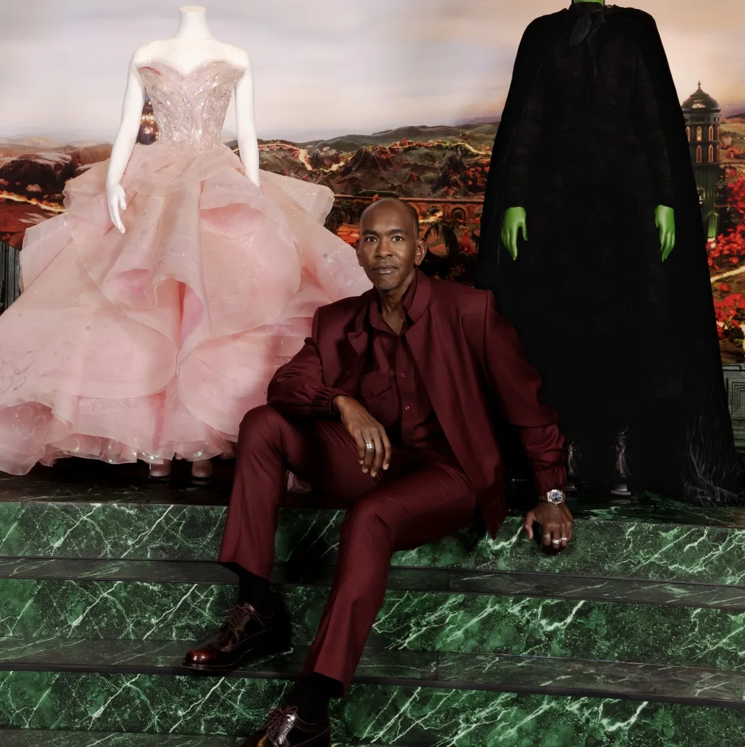 Tazewell junto a los vestuarios de Wicked / THR