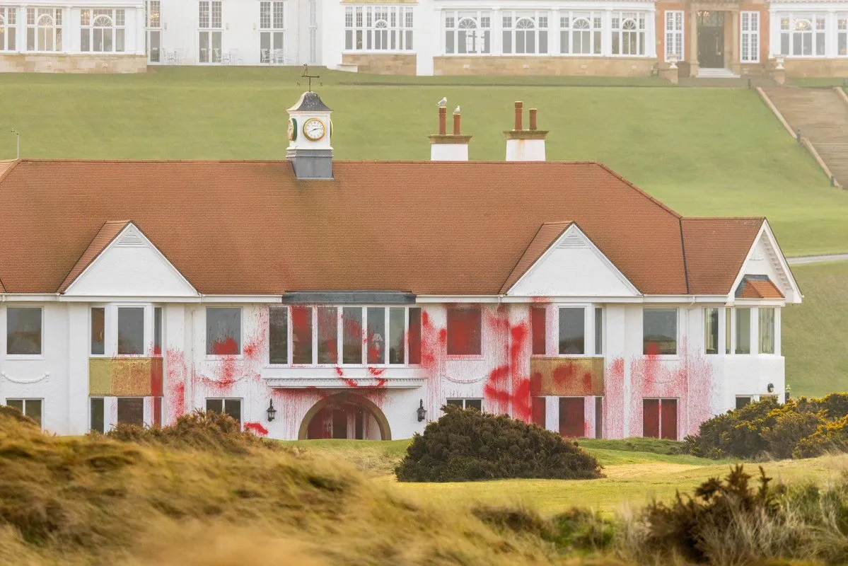 Campo del golf de Donald Trump fue vandalizado / Redes Sociales