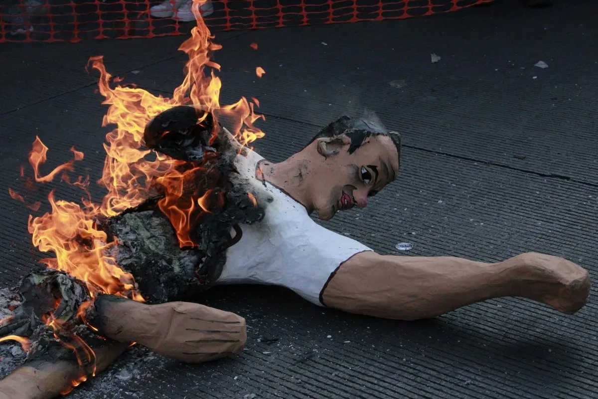 Piñata de Cuahtémoc Blanco es quemada / Redes Sociales