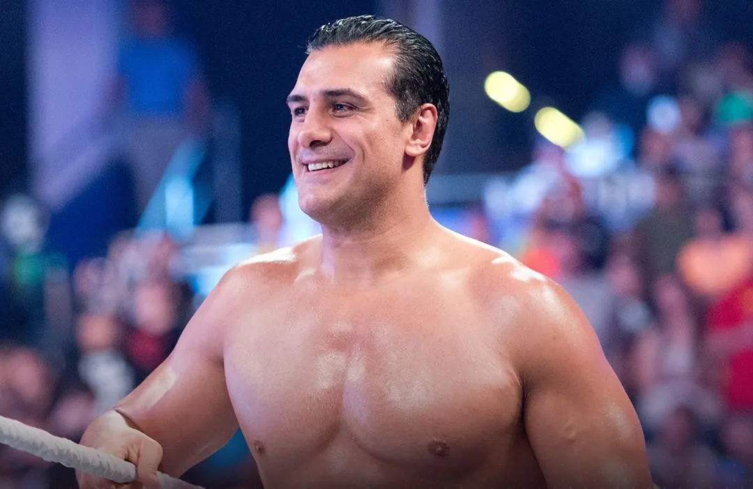 El luchador mexicano causó controversia al engancharse con un aficionado