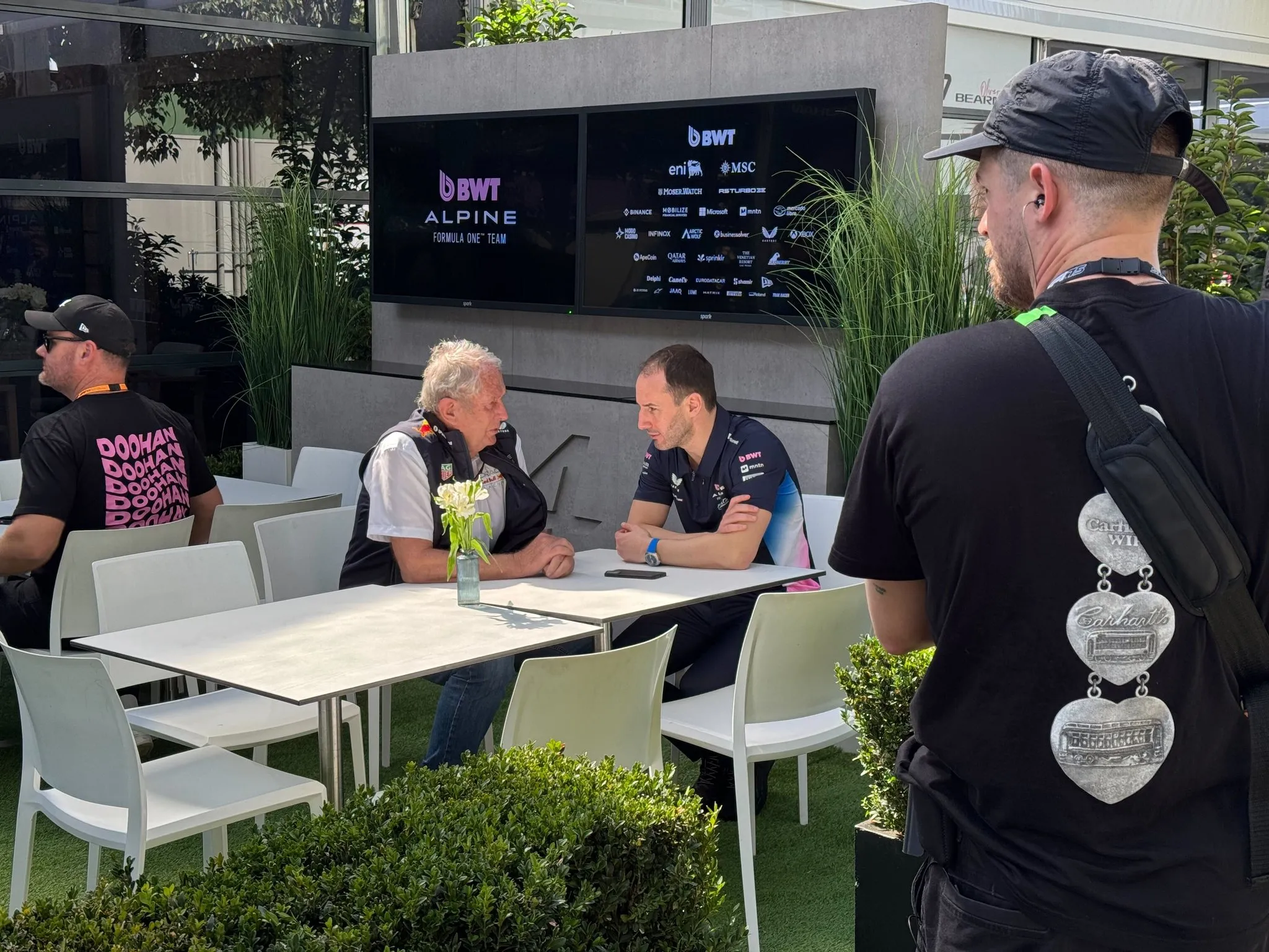 Marko se reunió con Oakes en Shanghái