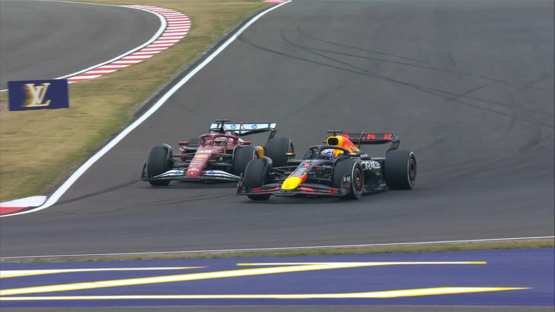 Leclerc no pudo defenderse ante Verstappe