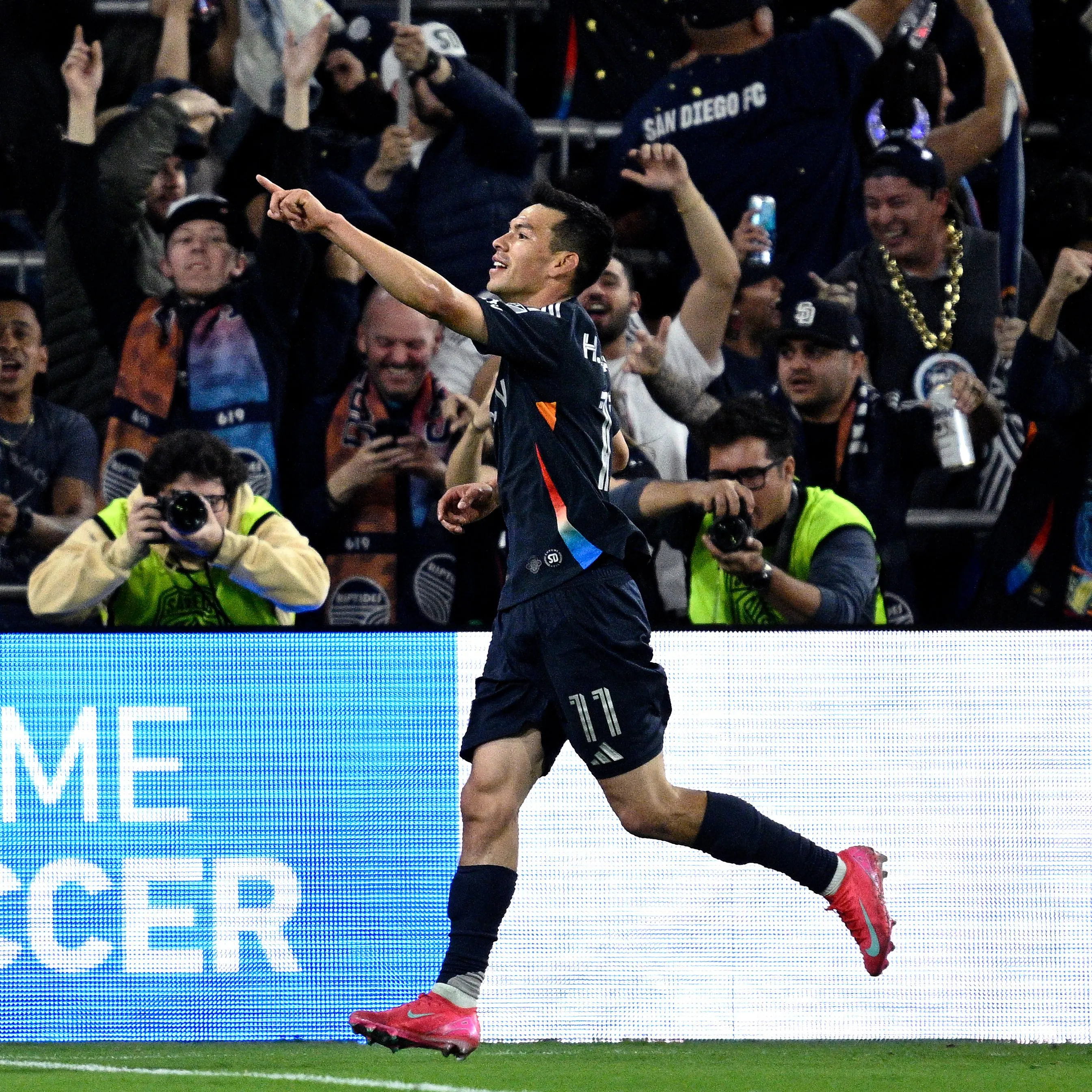 Chucky Lozano está entre los jugadores con más jersey vendidos