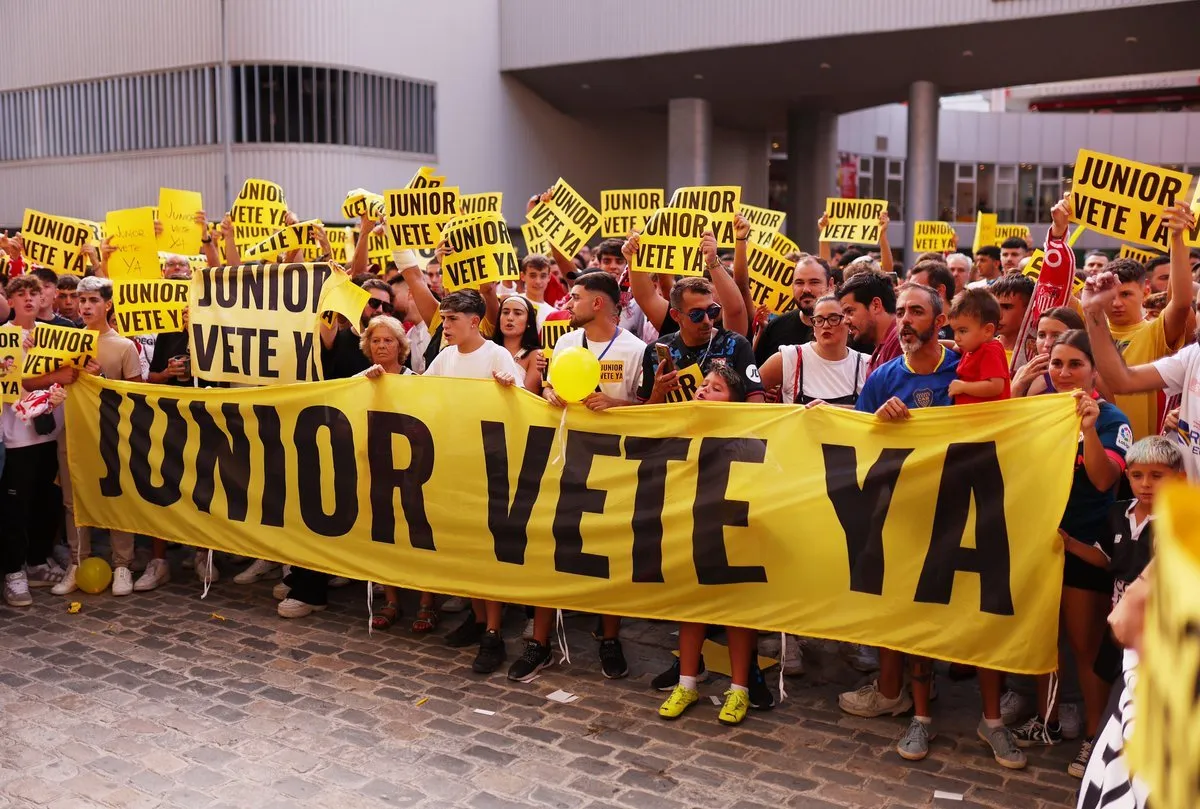 La afición de Sevilla protestó contra su directiva