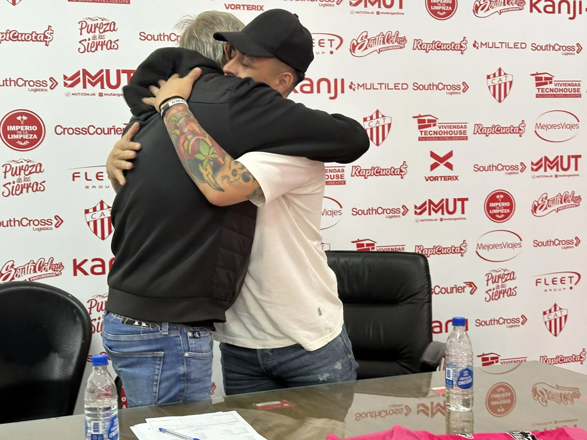 Brian Fernández fue presentado con su nuevo equipo