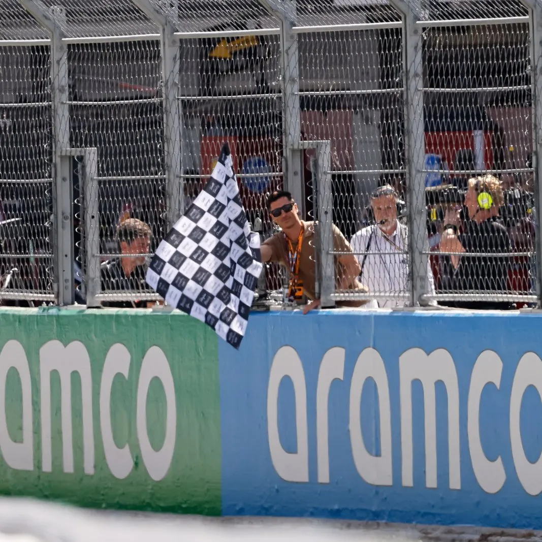 Lewandowski fue el encargado de ondear la bandera a cuadros