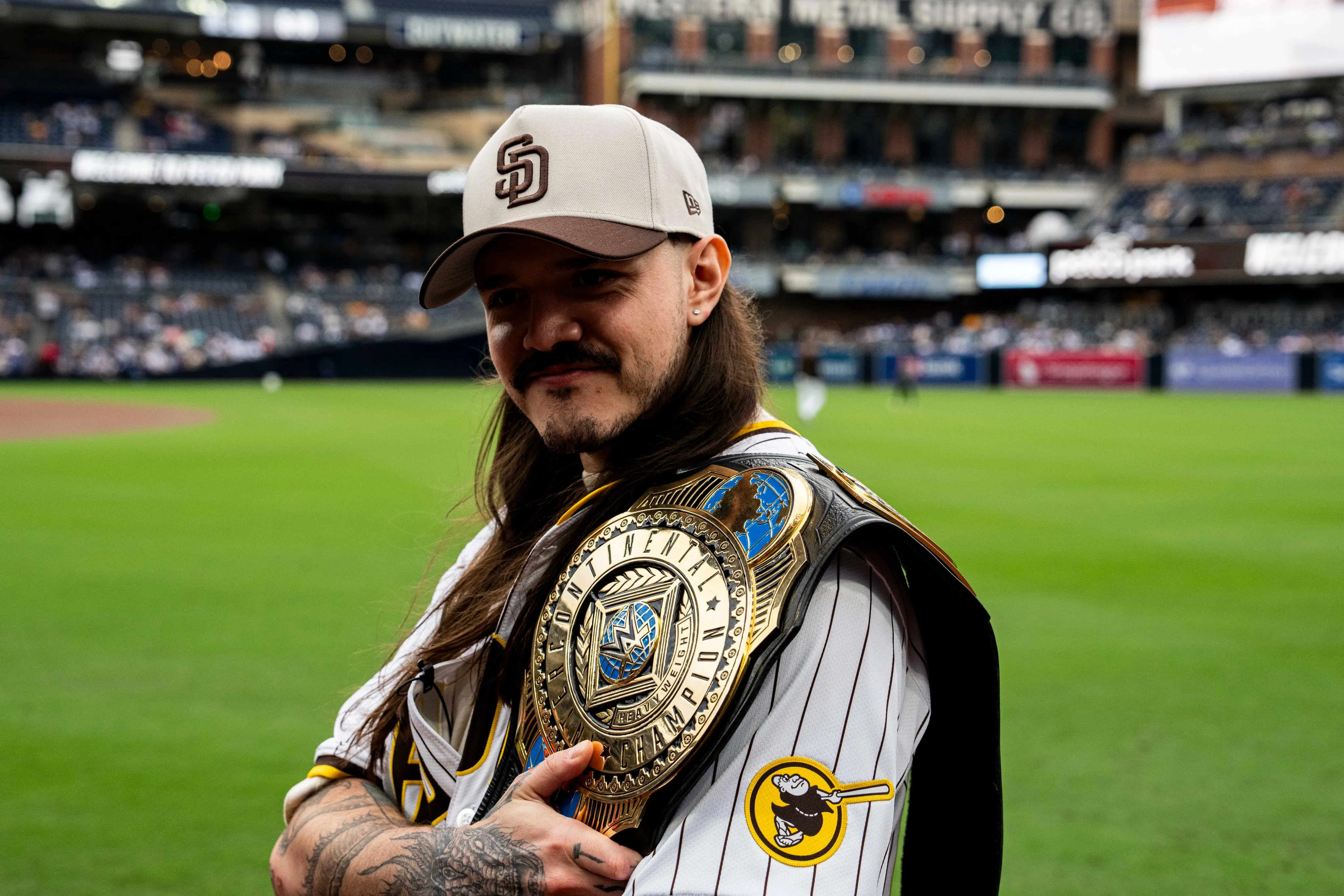 Dirty Dom se encargó de lanzar la primera bola