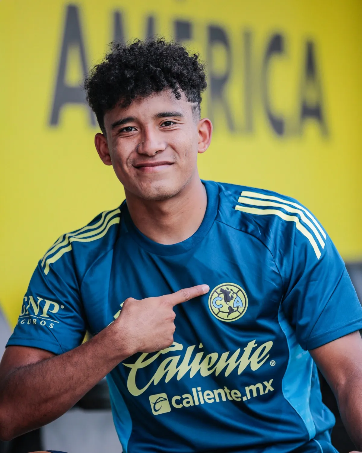Violante con América | @ClubAmerica