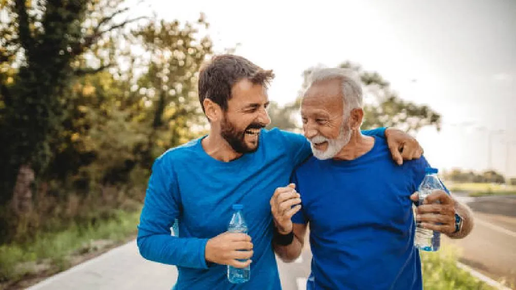De acuerdo con el Directorio de Beneficios 2025, los adultos mayores pueden disfrutar de precios especiales en productos como ropa, zapatos, joyería, lentes e incluso en restaurantes y cafeterías/iStock