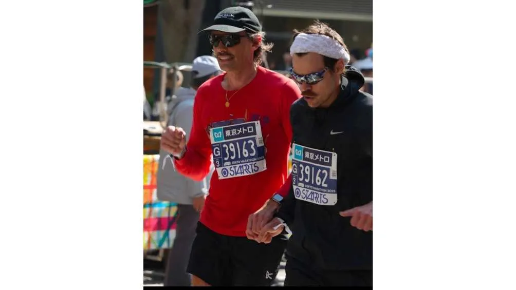 Harry Styles (der.) corrió el pasado fin de semana el Maratón de Tokio/X