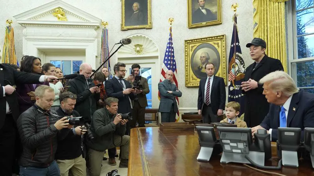 Todos los reporteros vieron de cerca el incómodo momento protagonizado por el niño/AP
