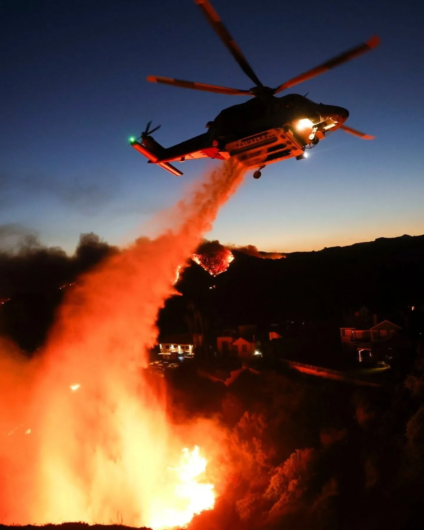 Los esfuerzo para detener el fuego no han sido suficientes / Redes Sociales
