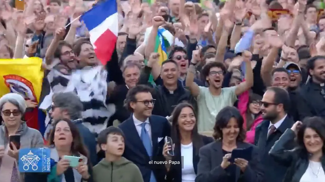 La gente en el Vaticano estalló en felicidad al ver el humo blanco / Redes Sociales