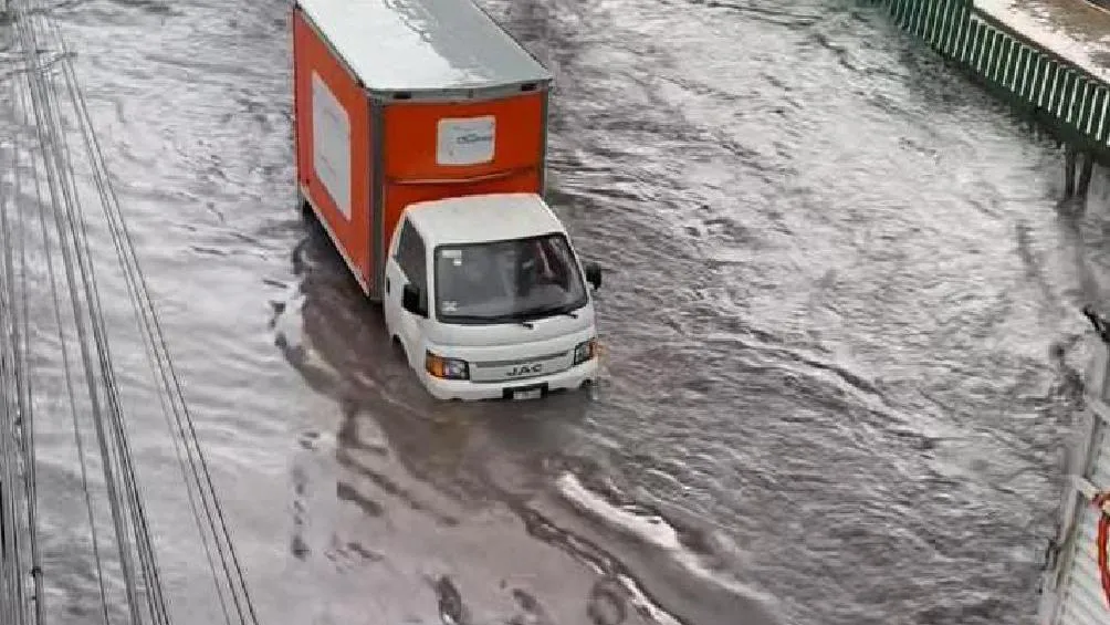 Una intensa lluvia registrada la tarde de este sábado provocó serias inundaciones en los municipios de Los Reyes La Paz, Ecatepec y Coacalco/Redes Sociales