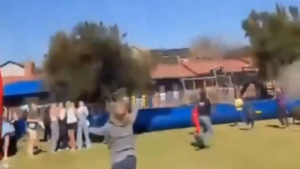 Lo que comenzó como una jornada de celebración escolar terminó transformándose en un angustiante episodio que ha dado la vuelta al mundo/Redes Sociales