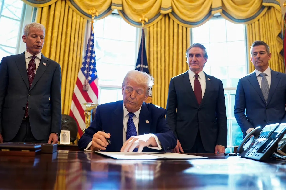 Donald Trump impone aranceles del 25% a sector automotriz / Redes Sociales