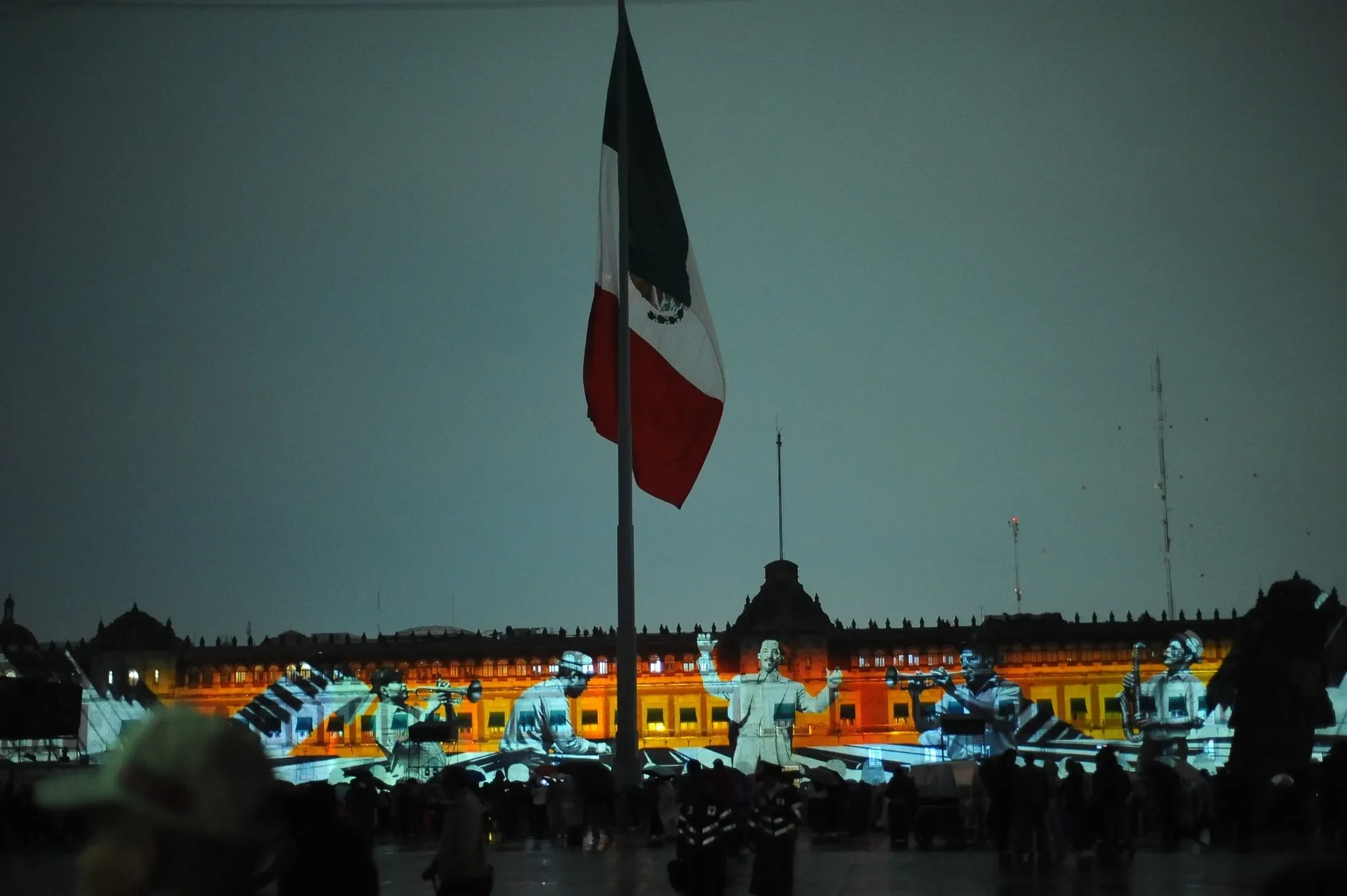 El espectáculo ‘Memoria Luminosa’ es presentando en varios edificios del Zócalo / Redes Sociales