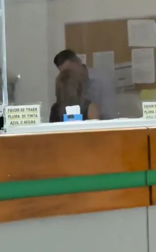 Entre beso y beso no se dieron cuenta que los estaban grabando / Redes Sociales