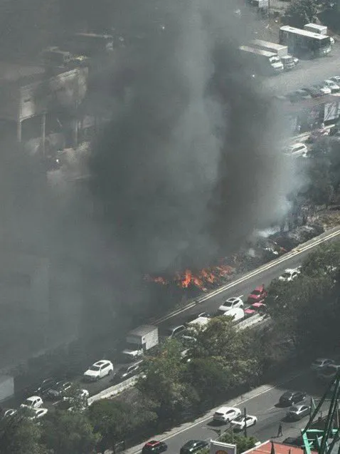 El fuego se originó en un lote lleno de basura y hojas secas / Redes Sociales