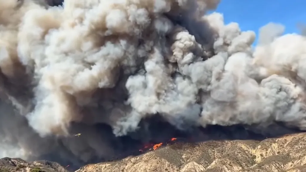 El intenso humo hace ver al helicóptero como un mosquito a la intemperie / Redes Sociales