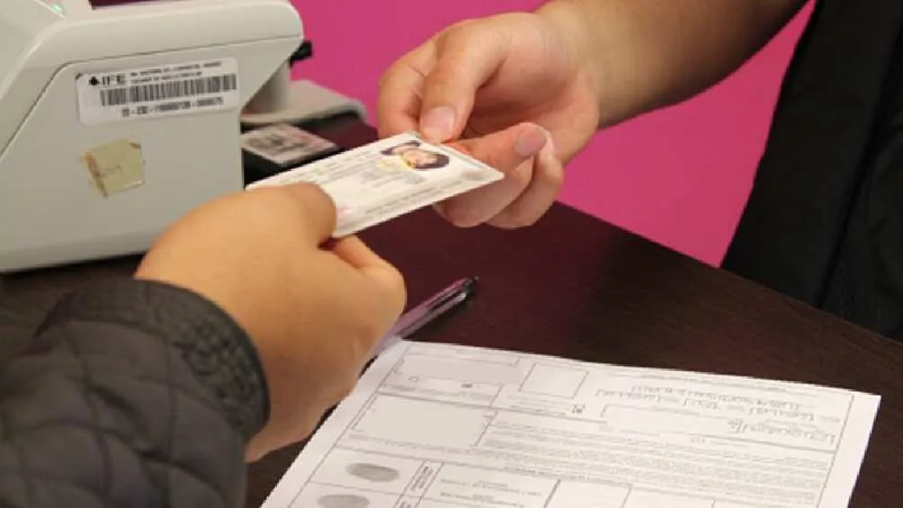 Dentro de unos meses, la INE dejará de ser el documento de identificación oficial/X