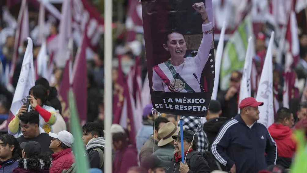 Simpatizantes de Sheinbaum llegaron desde temprano pese al frío y la lluvia/AP