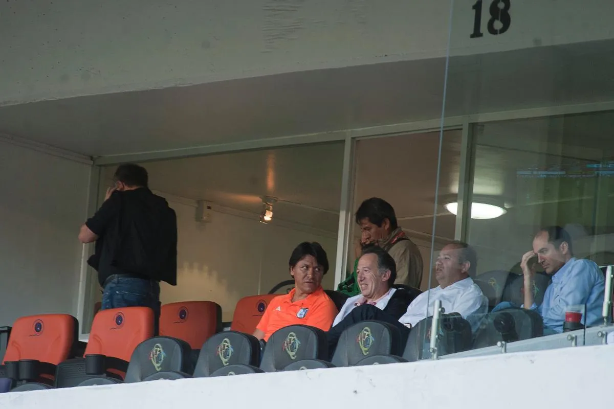Claudi Suárez, Amado Yáñez y directivos en el palco de los Gallos Blancos de Querétaro