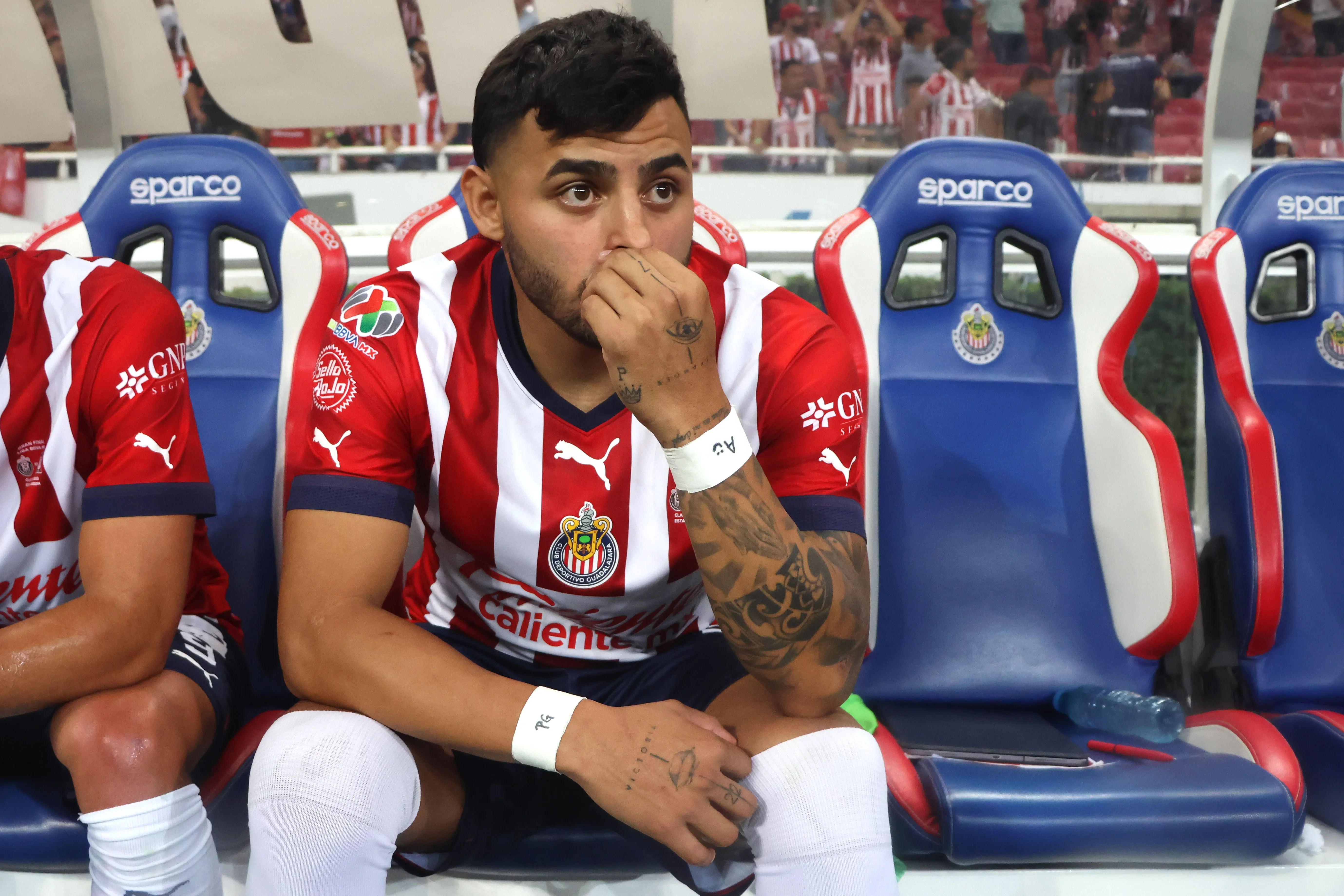 Vega en la banca en un juego de Chivas