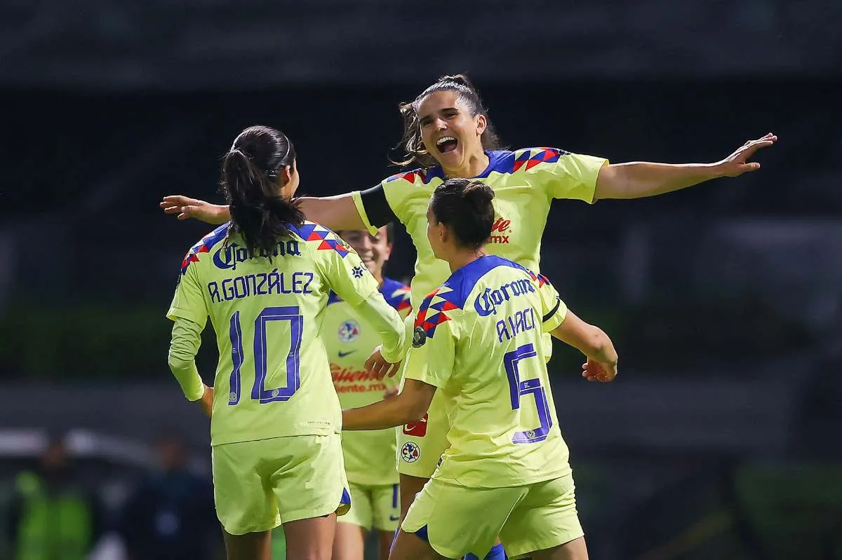 Andrea Pereira celebra con sus compañeras en el Apertura 2023