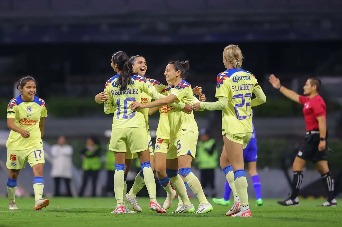 Jugadoras de América en festejo de gol