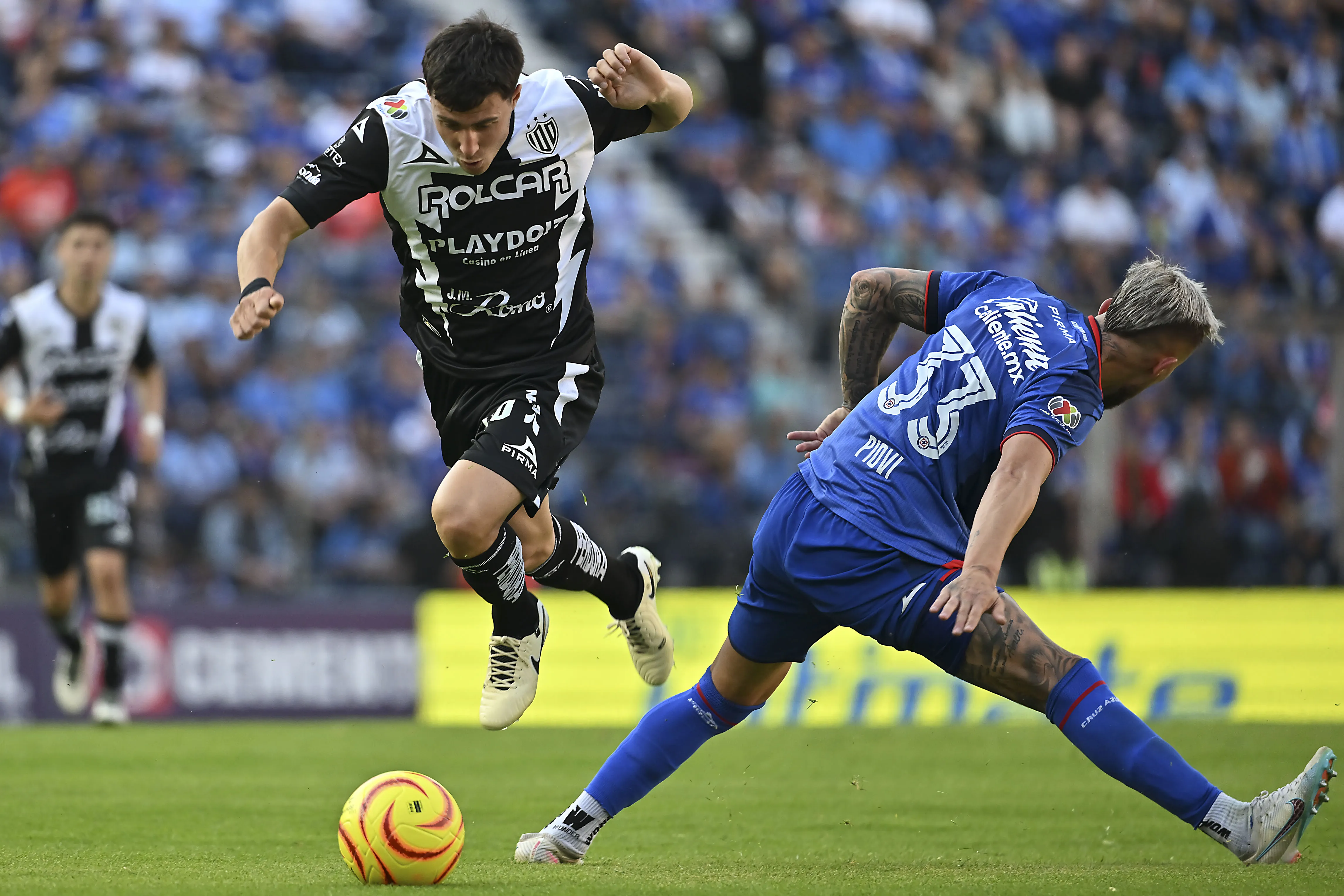Cruz Azul no es el único que tiene en la mira a Paradela