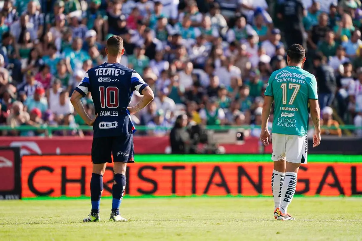 Sergio Canales y Andrés Guardado en partido de Rayados ante León