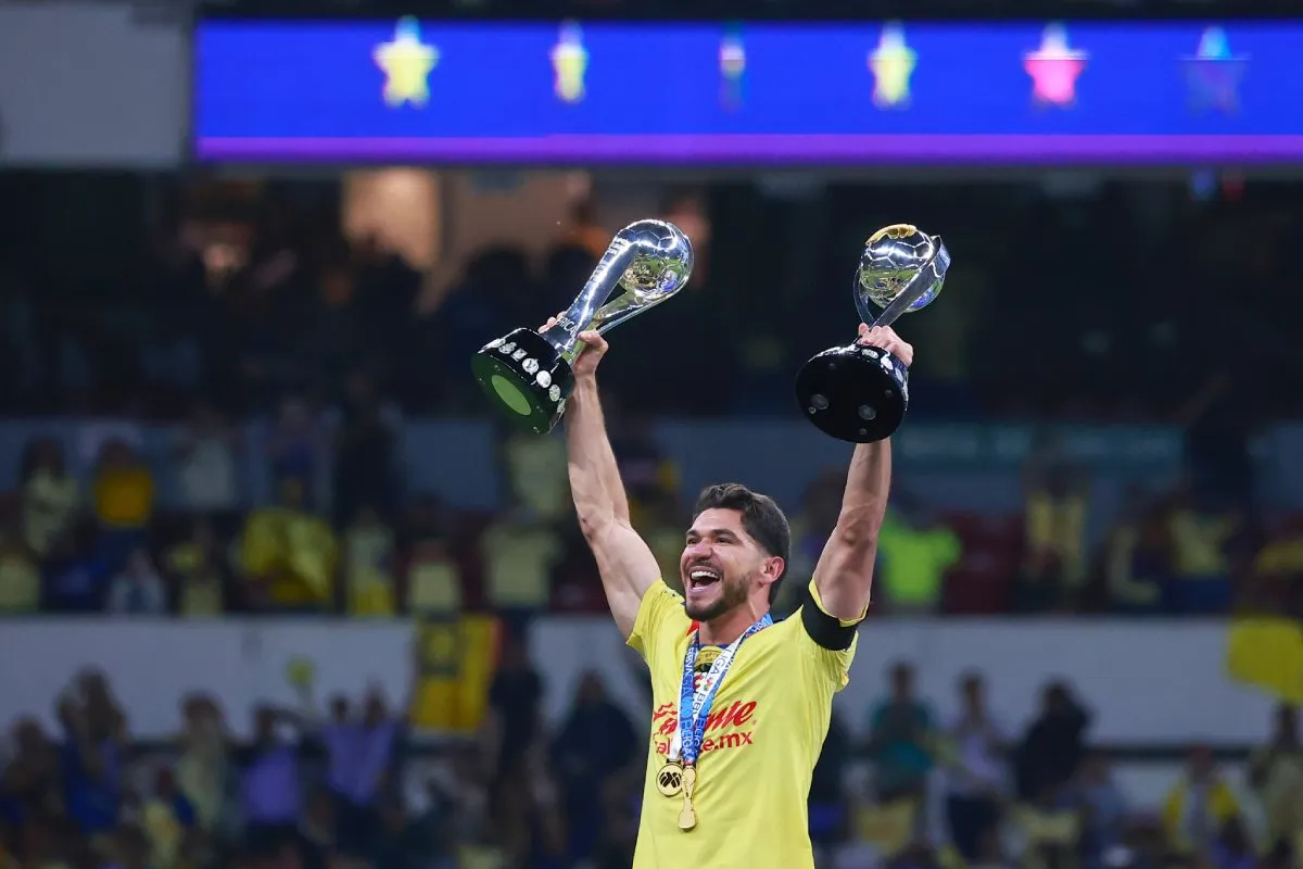 Ambos trofeos | IMAGO7