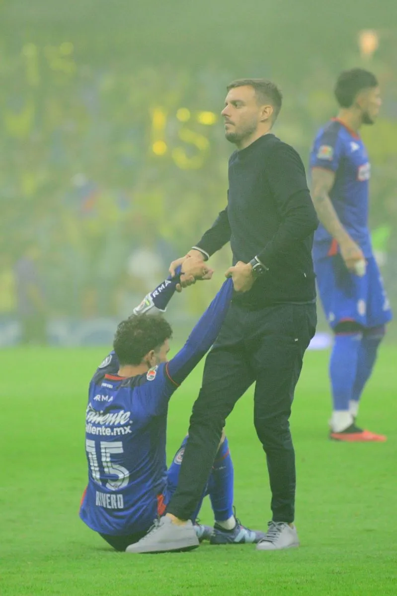 Anselmi consuela a Nacho Rivero tras la Final del Clausura 2024